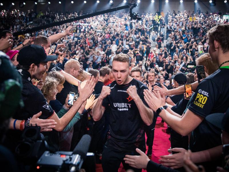 Astralis-Spieler Nicolai "dev1ce" Reedtz bei den Finals der ESL Pro League Saison 10. Astralis-Spieler Nicolai "dev1ce" Reedtz bei den Finals der ESL Pro League Saison 10.