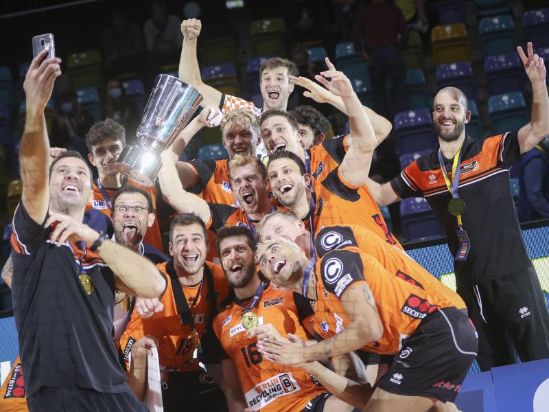 Die Spieler der Berlin Volleys feiern den Gewinn des Supercup Die Spieler der Berlin Volleys feiern den Gewinn des Supercup