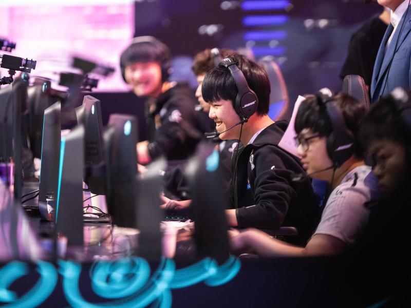 Suning hat sich beim WM-Debüt bis ins Halbfinale der League of Legends Worlds vorgekämpft Suning hat sich beim WM-Debüt bis ins Halbfinale der League of Legends Worlds vorgekämpft
