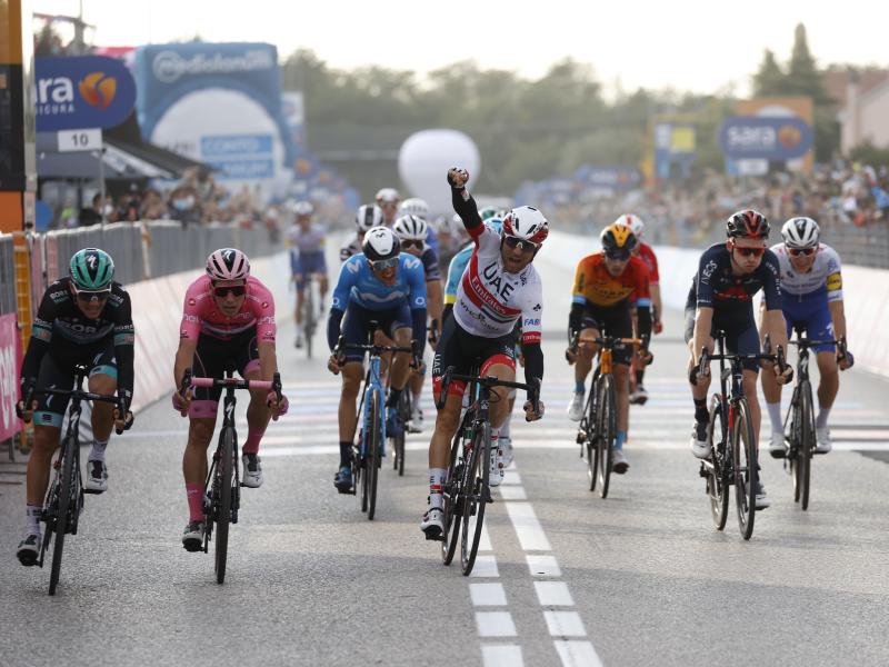 Der Italiener Diego Ulissi (M) vom Team Emirates (VAE) feiert seinen Etappensieg Der Italiener Diego Ulissi (M) vom Team Emirates (VAE) feiert seinen Etappensieg