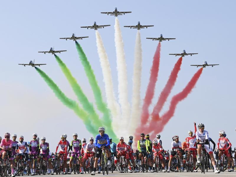 Eine Kunstflugstaffel der italienischen Luftwaffe fliegt über das Fahrerfeld hinweg Eine Kunstflugstaffel der italienischen Luftwaffe fliegt über das Fahrerfeld hinweg