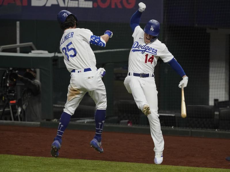 Cody Bellinger (l) und Enrique Hernandez von den Los Angeles Dodgers feiern den Sieg gegen die Atlanta Braves Cody Bellinger (l) und Enrique Hernandez von den Los Angeles Dodgers feiern den Sieg gegen die Atlanta Braves