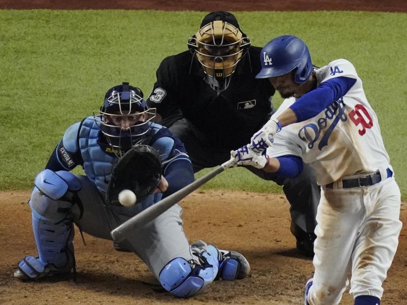 Mookie Betts (r.) von den Los Angeles Dodgers in Aktion Mookie Betts (r.) von den Los Angeles Dodgers in Aktion