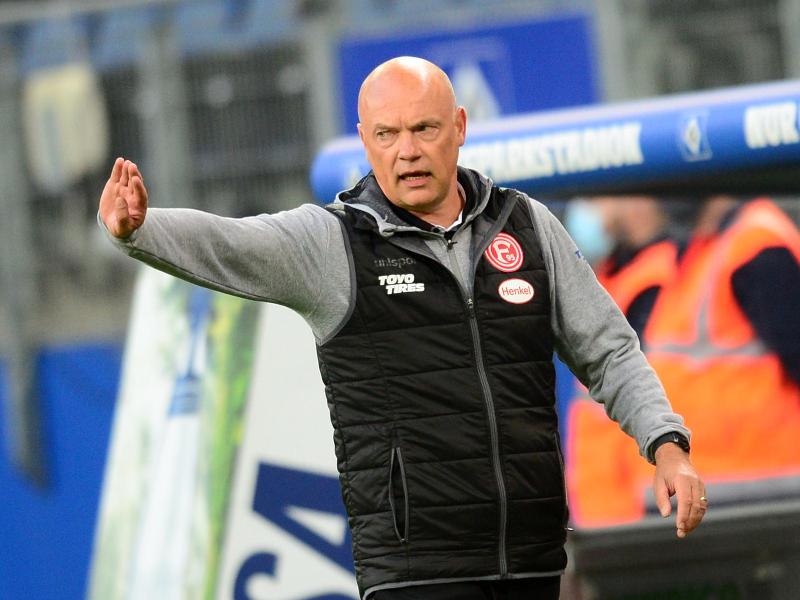 Düsseldorfs Trainer Uwe Rösler gibt Anweisungen