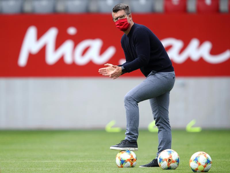 Jens Scheuer, Trainer vom FC Bayern München, beobachtet seine Spielerinnen beim Aufwärmen