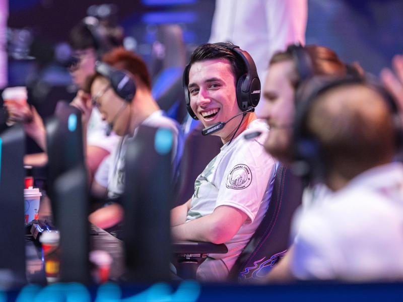Mit FlyQuest scheiterte PowerOfEvil bei der LoL-WM nur knapp, nun soll er TSM zum Erfolg verhelfen. Foto: Riot Games/dpa Mit FlyQuest scheiterte PowerOfEvil bei der LoL-WM nur knapp, nun soll er TSM zum Erfolg verhelfen. Foto: Riot Games/dpa