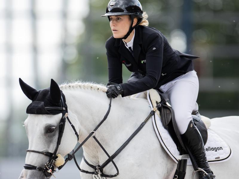 Janne-Friederike Meyer-Zimmermann auf ihrem Pferd Chesmu Janne-Friederike Meyer-Zimmermann auf ihrem Pferd Chesmu