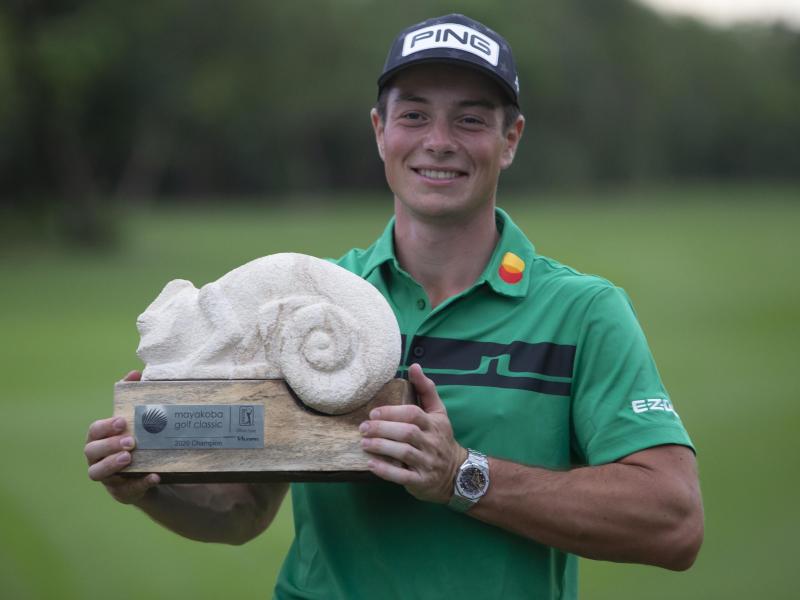 Freude: Viktor Hovland aus Norwegen hält seine Trophäe Freude: Viktor Hovland aus Norwegen hält seine Trophäe