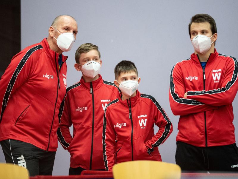 Feierten mit 12 Jahren ihr Debüt in der Tischtennis-Königsklasse: Julian Rzihauschek (2.v.l) und Petr Hodina (2.v.r) Feierten mit 12 Jahren ihr Debüt in der Tischtennis-Königsklasse: Julian Rzihauschek (2.v.l) und Petr Hodina (2.v.r)