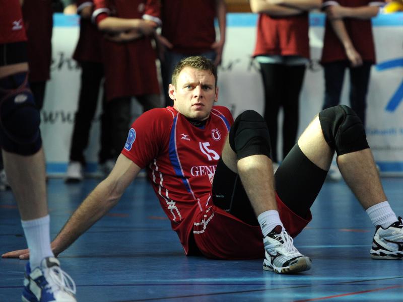 Volleyballer Roy Friedrich sitzt nach einem Spiel auf dem Platz Volleyballer Roy Friedrich sitzt nach einem Spiel auf dem Platz