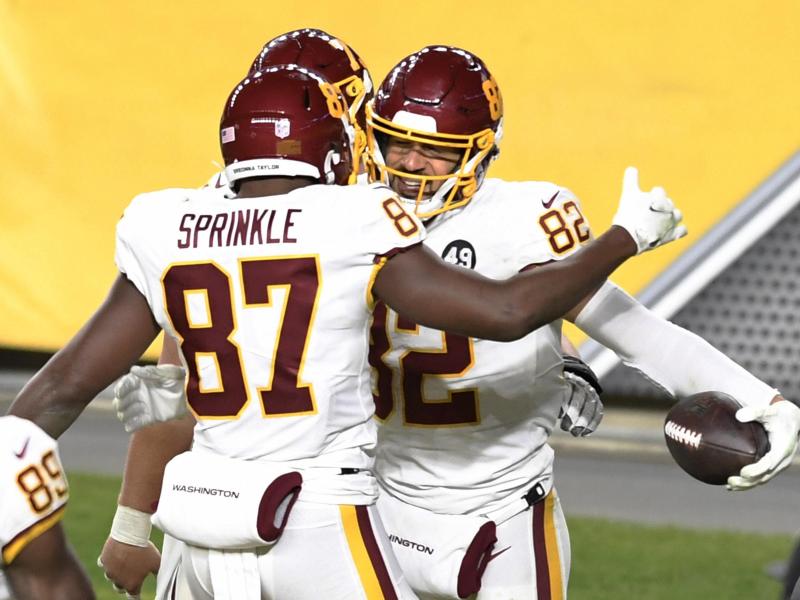 Spieler vom Washington Football Team jubeln über einen gelungenen Spielzug Spieler vom Washington Football Team jubeln über einen gelungenen Spielzug