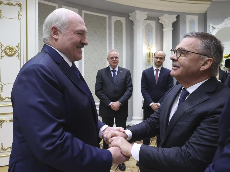 Hatten Redebedarf wegen der anstehenden Eishockey-WM: Alexander Lukashenko (l.) und René Fasel Hatten Redebedarf wegen der anstehenden Eishockey-WM: Alexander Lukashenko (l.) und René Fasel
