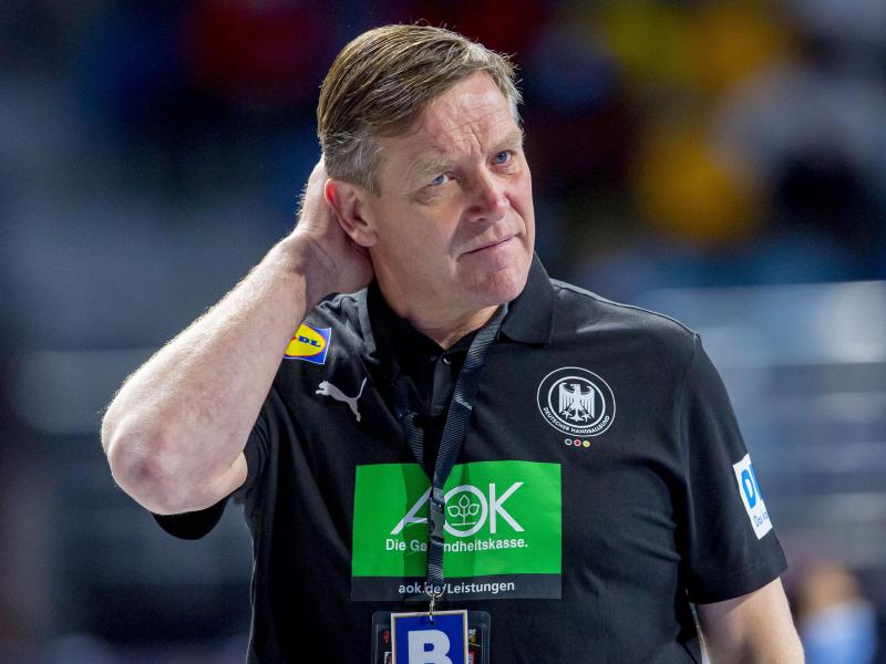 Bundestrainer Alfred Gislason steht während eines Spiels am Spielfeldrand Bundestrainer Alfred Gislason steht während eines Spiels am Spielfeldrand