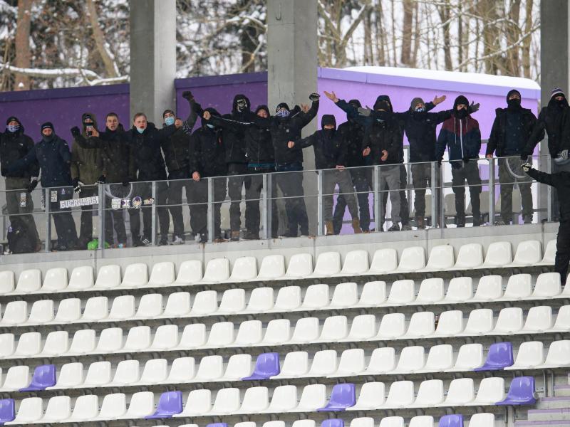 Keine willkommene Unterstützung: Aue-Fans beim Heimspiel gegen Düsseldorf Keine willkommene Unterstützung: Aue-Fans beim Heimspiel gegen Düsseldorf