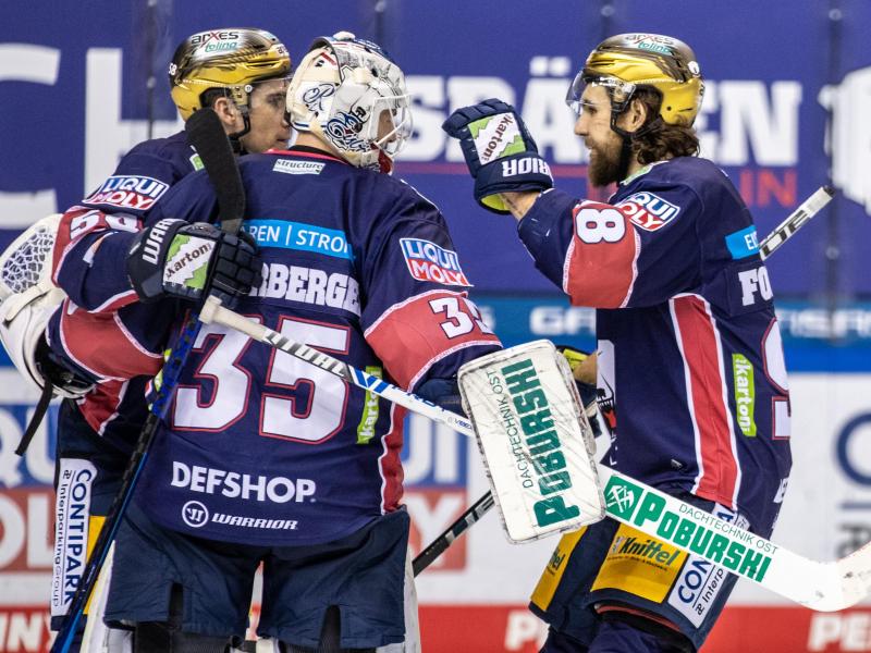 Berlins Torwart Mathias Niederberger (M) und seine Teamkollegen Ryan McKiernan (l) und Kris Foucault jubeln nach dem Sieg. Foto: Andreas Gora/dpa Berlins Torwart Mathias Niederberger (M) und seine Teamkollegen Ryan McKiernan (l) und Kris Foucault jubeln nach dem Sieg. Foto: Andreas Gora/dpa
