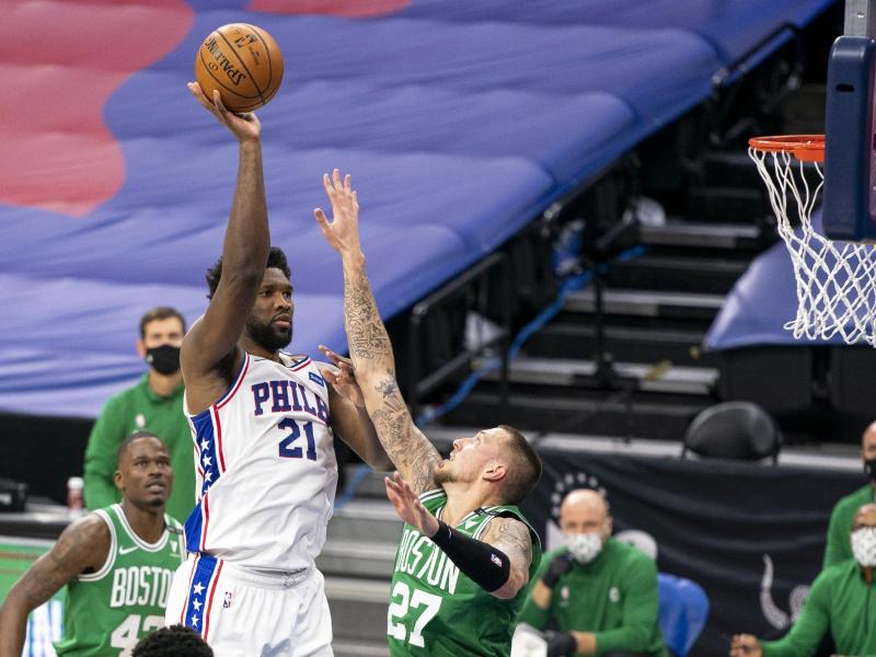 Konnte die Niederlage der Celtics nicht verhindern: Bostons Daniel Theis (r.) gegen Joel Embiid von den Philadelphia 76ers Konnte die Niederlage der Celtics nicht verhindern: Bostons Daniel Theis (r.) gegen Joel Embiid von den Philadelphia 76ers