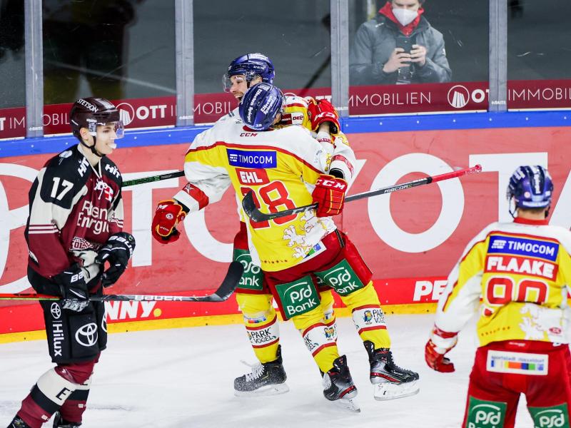 Düsseldorfs Alexander Ehl (28) freut sich mit Kapitän Alexander Barta über sein Tor zum 5:1 gegen die Kölner Haie Düsseldorfs Alexander Ehl (28) freut sich mit Kapitän Alexander Barta über sein Tor zum 5:1 gegen die Kölner Haie
