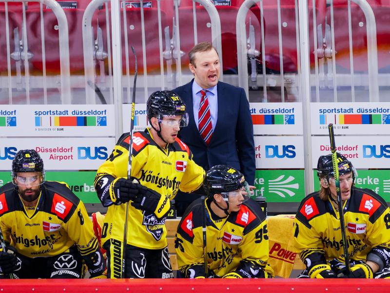 Mihails Svarinskis (hinten) ist nicht mehr Trainer der Krefeld Pinguine Mihails Svarinskis (hinten) ist nicht mehr Trainer der Krefeld Pinguine