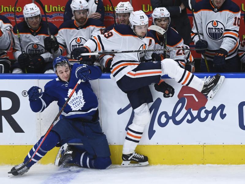 Leon Draisaitl musste mit den Edmonton Oilers eine Pleite gegen die Toronto Maple Leafs hinnehmen Leon Draisaitl musste mit den Edmonton Oilers eine Pleite gegen die Toronto Maple Leafs hinnehmen