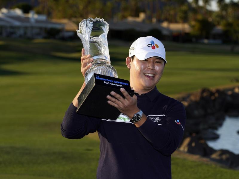 Freude nach dem Sieg: Si Woo Kim hält die Siegertrophäe in der Hand Freude nach dem Sieg: Si Woo Kim hält die Siegertrophäe in der Hand