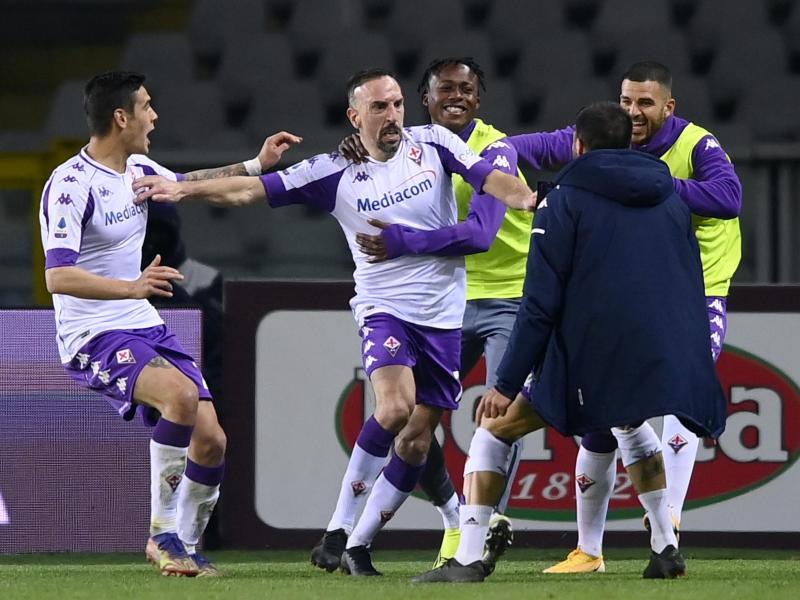 Franck Ribery (M) vom AC Florenz jubelt über seinen Treffer in Turin