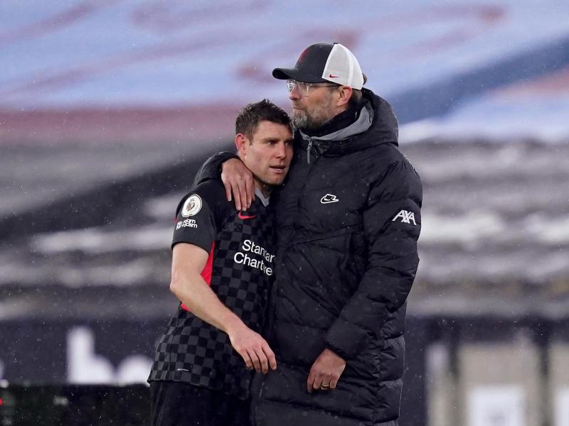 Liverpools Trainer Jürgen Klopp (r) umarmt James Milner (l) an der Seitenlinie