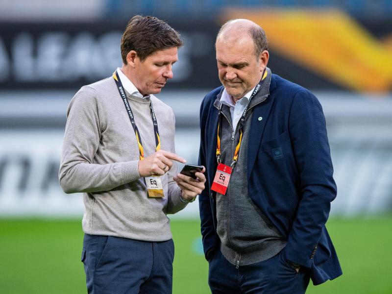 Bei Wolfsburg läuft es für Sportchef Jörg Schmadtke (r) und Trainer Oliver Glasner
