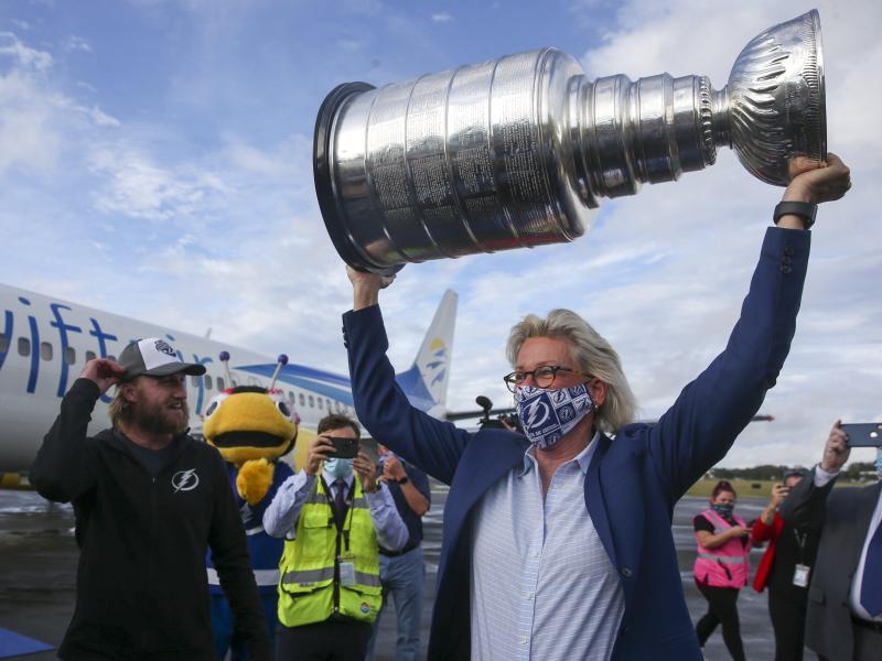 Jane Castor, Bürgermeisterin von Tampa, hält die Stanley-Cup-Trophäe, die sie ausgiebig feiern will Jane Castor, Bürgermeisterin von Tampa, hält die Stanley-Cup-Trophäe, die sie ausgiebig feiern will