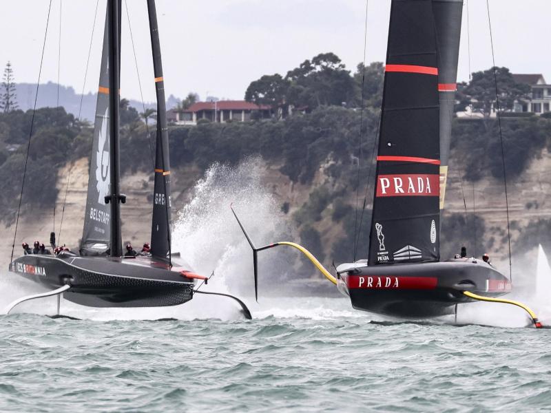 Das Team aus Italien (r) hat auch die Rennen drei und vier gegen das Boot aus Großbritannnien gewonnen Das Team aus Italien (r) hat auch die Rennen drei und vier gegen das Boot aus Großbritannnien gewonnen