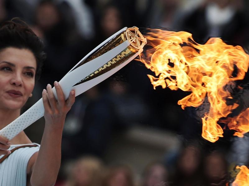 Die als Hohepriesterin verkleidete griechische Schauspielerin Katerina Lehou entzündet die Olympische Fackel im Panathenaic Stadion in Athen. In Japan erwägt die Präfektur Shimane aus Verärgerung über die Corona-Politik der Regierung, die geplanten Veranstaltungen zum Fackellauf durch die Präfektur abzusagen Die als Hohepriesterin verkleidete griechische Schauspielerin Katerina Lehou entzündet die Olympische Fackel im Panathenaic Stadion in Athen. In Japan erwägt die Präfektur Shimane aus Verärgerung über die Corona-Politik der Regierung, die geplanten Veranstaltungen zum Fackellauf durch die Präfektur abzusagen