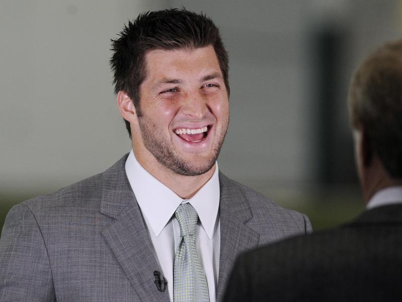 Tim Tebow spricht während einer Pressekonferenz mit Journalisten Tim Tebow spricht während einer Pressekonferenz mit Journalisten