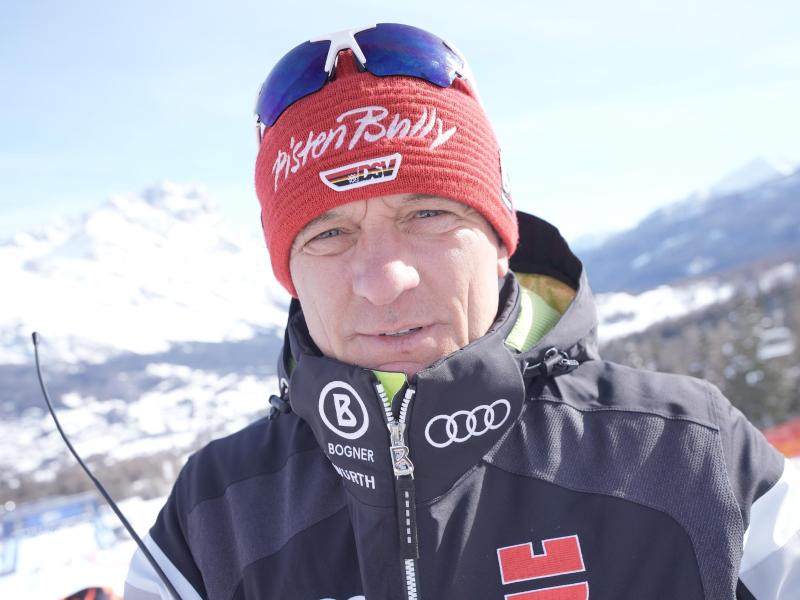 Wolfgang Maier, Sportdirektor Alpin beim Deutschen Skiverband DSV, besichtigt vor einem Rennen die Strecke. Wolfgang Maier, Sportdirektor Alpin beim Deutschen Skiverband DSV, besichtigt vor einem Rennen die Strecke.