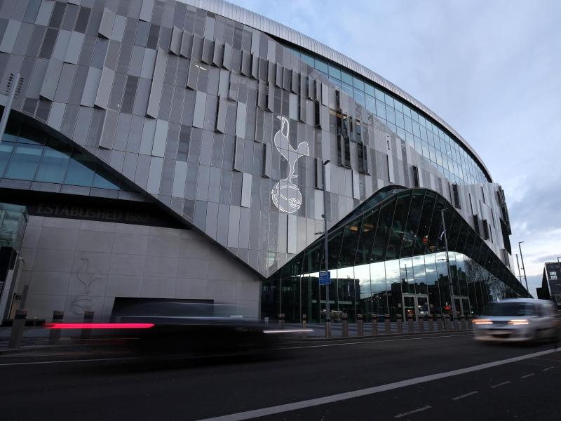 Das Logo von Tottenham Hotspur prangt an der Fassade des heimischen Stadions