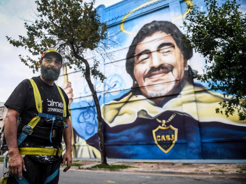 Alfredo Segatori in Buenos Aires vor seinem Wandgemälde im Viertel La Boca. Foto: Fernando Gens/dpa