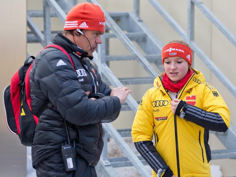 Katharina Althaus (r.) war fast die komplette Zeit unter Skisprung-Trainer Andreas Bauer dabei Katharina Althaus (r.) war fast die komplette Zeit unter Skisprung-Trainer Andreas Bauer dabei