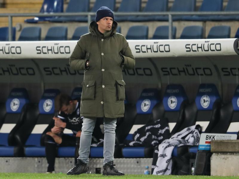 Bielefelds Geschäftsführer Sport Samir Arabi steht bei Spielende an der Seitenauslinie