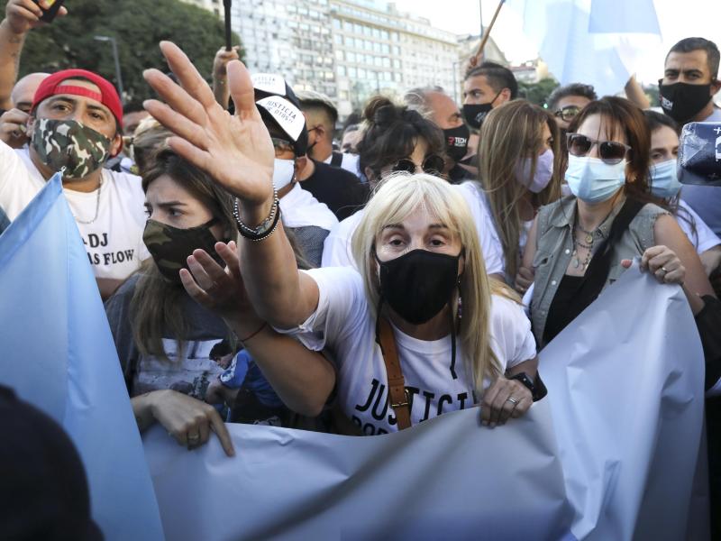 An dem Protest nahmen auch Maradonas ehemalige Frau Claudia Villafañe (M.) und die Töchter Dalma und Gianinna teil