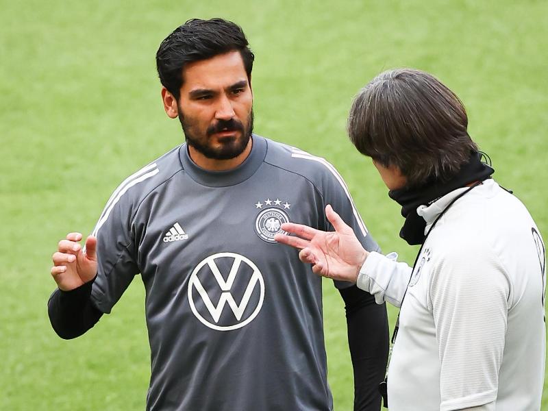 Bundestrainer Joachim Löw (r.) im Gespräch mit Ilkay Gündogan Bundestrainer Joachim Löw (r.) im Gespräch mit Ilkay Gündogan