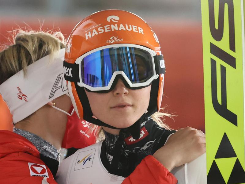 Marita Kramer (r) aus Österreich hat das Springen in Nizhny Tagil gewonnen Marita Kramer (r) aus Österreich hat das Springen in Nizhny Tagil gewonnen
