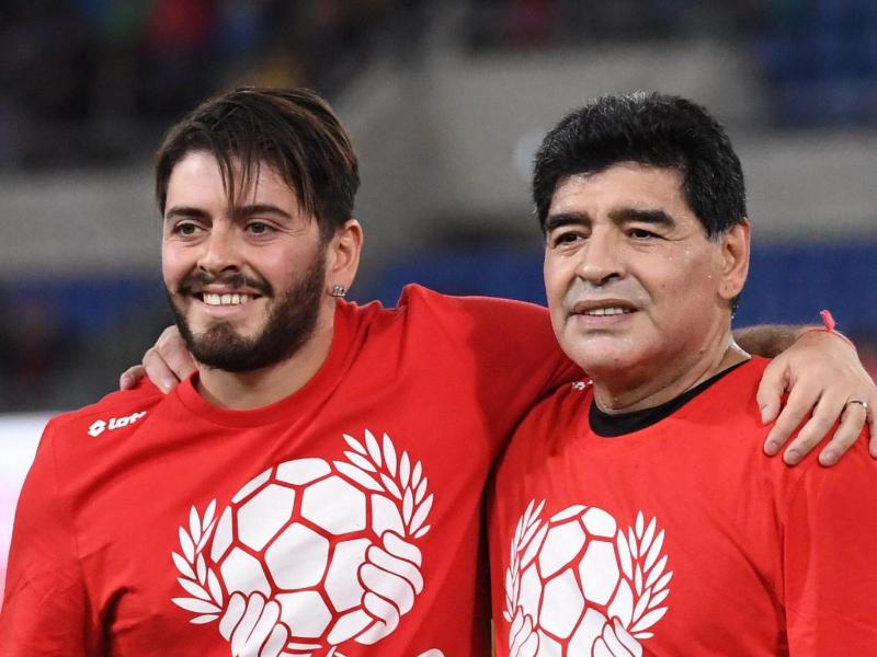 Maradona (r.) 2016 mit seinem Sohn Diego Maradona Jr. bei einem Benefizspiel