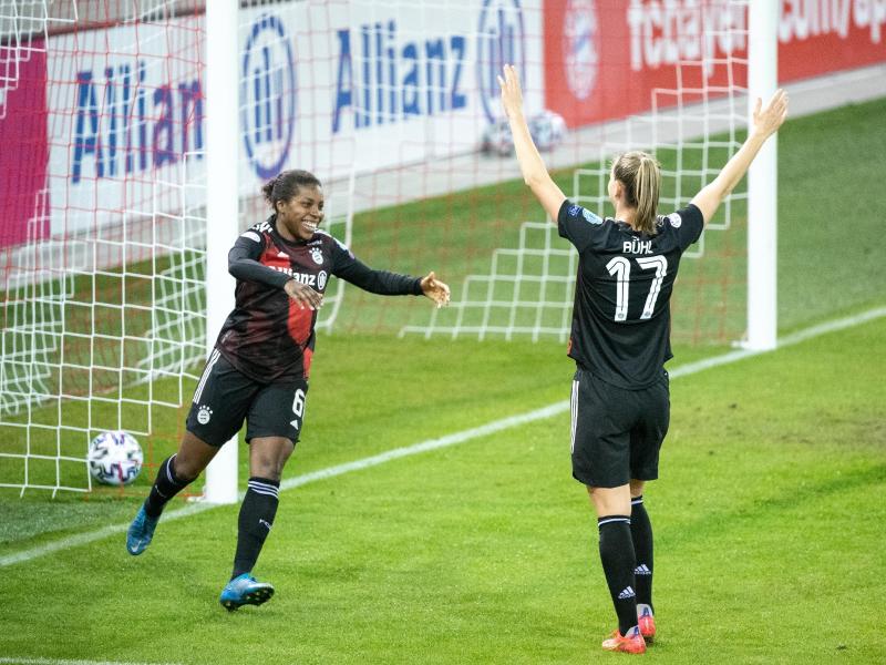 Lineth Beerensteyn (l) und Klara Bühl vom FC Bayern München jubeln über den Treffer zum 2:0