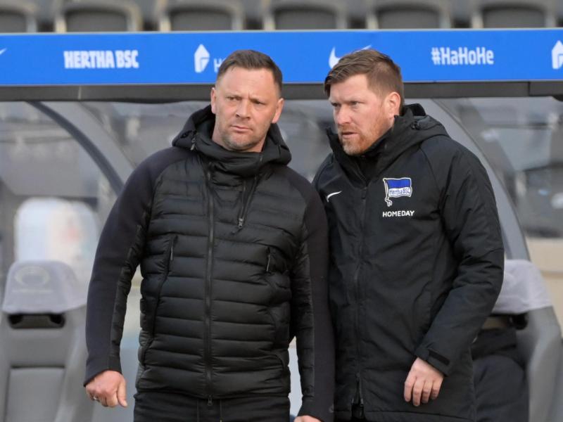 Hertha-Trainer Pál Dárdai (l) im Gespräch mit Co-Trainer Andreas 