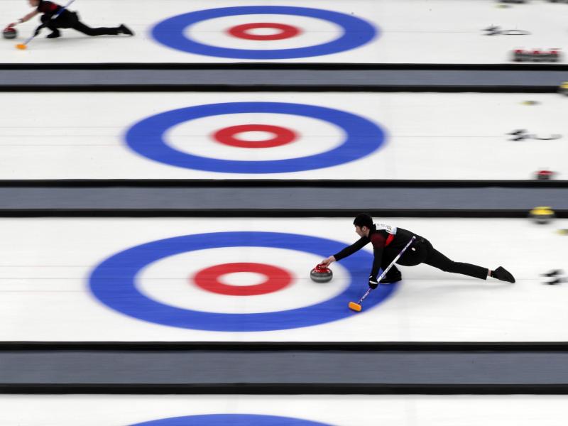 Curlingsportler treten bei einer Testveranstaltung für die Olympischen Winterspiele 2022 in Peking gegeneinander an Curlingsportler treten bei einer Testveranstaltung für die Olympischen Winterspiele 2022 in Peking gegeneinander an
