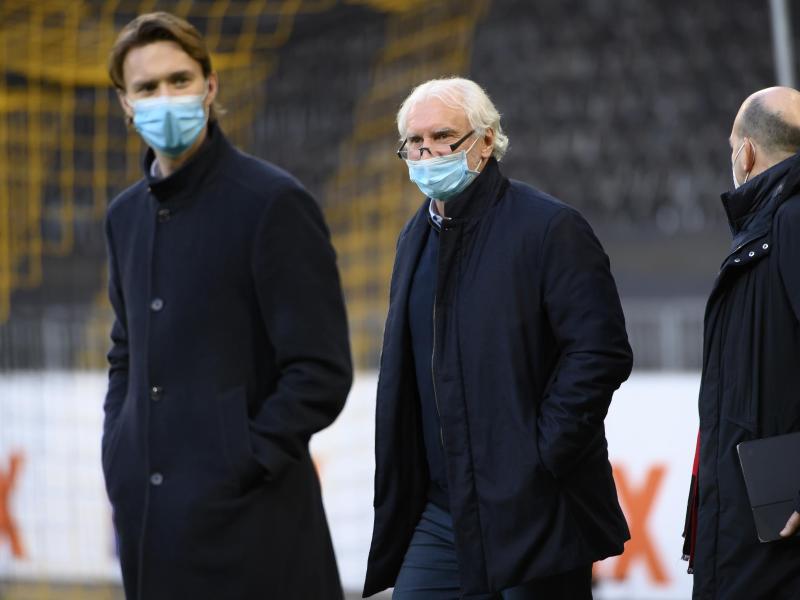 Bayer-Sportdirektor Simon Rolfes (l.) und Rudi Völler (M) Bayer-Sportdirektor Simon Rolfes (l.) und Rudi Völler (M)