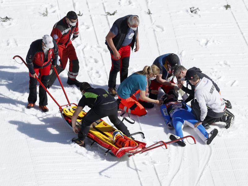 Sanitäter kümmern sich in Planica um den schwer gestürzten Daniel André Tande