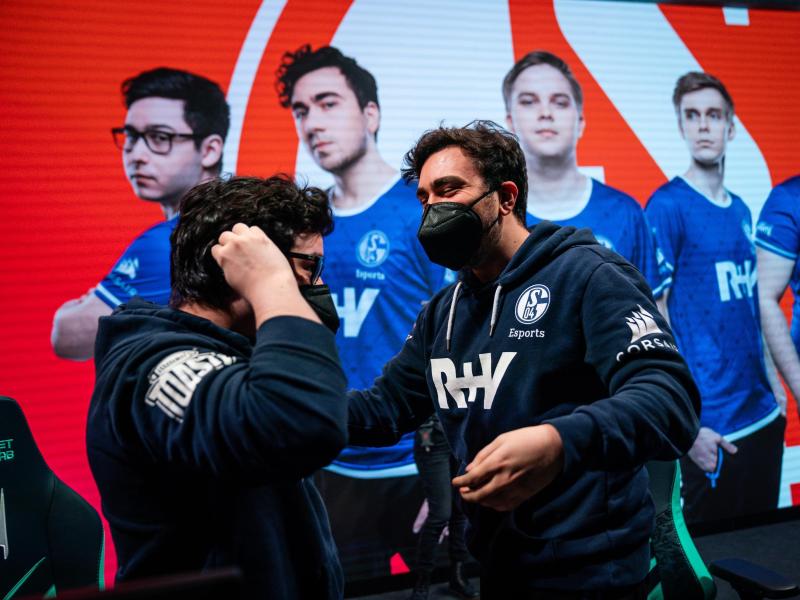 Für Fnatic kam es knüppeldick: Schalke siegte gegen den letztjährigen Zweitplatzierten deutlich mit 3:0 Für Fnatic kam es knüppeldick: Schalke siegte gegen den letztjährigen Zweitplatzierten deutlich mit 3:0