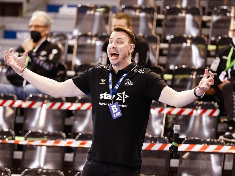 Kiels Trainer Filip Jicha gestikuliert an der Seitenlinie Kiels Trainer Filip Jicha gestikuliert an der Seitenlinie