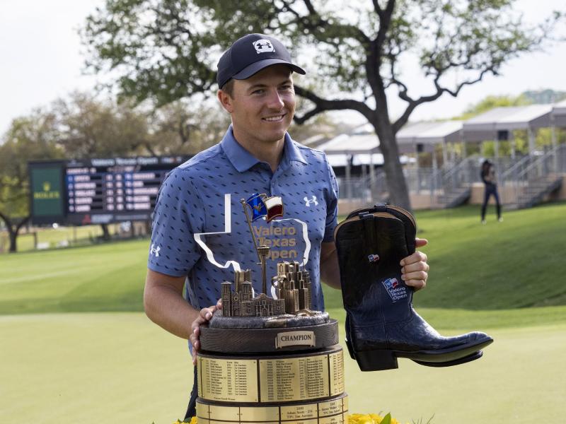 Jordan Spieth aus den USA hält seine Trophäe und Stiefel, die dem Sieger verliehen werden Jordan Spieth aus den USA hält seine Trophäe und Stiefel, die dem Sieger verliehen werden