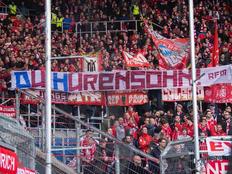 Fans halten ein Banner gegen Dietmar Hopp, Mäzen des TSG 1899 Hoffenheim
