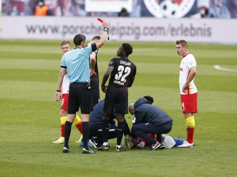 Stuttgarts Mittelfeldspieler Naouirou Ahamada (M.) bekommt die rote Karte wegen rohen Spiels